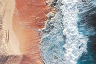 令人惊叹的航拍照片，海浪拍打着宁静的沙滩