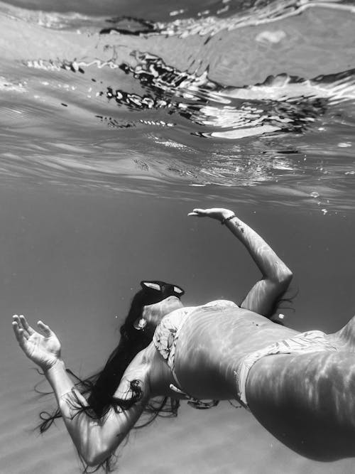 Foto profissional grátis de biquíni, embaixo da água, escala de cinza