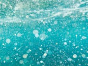 水下气泡的迷人特写，展示光线和纹理