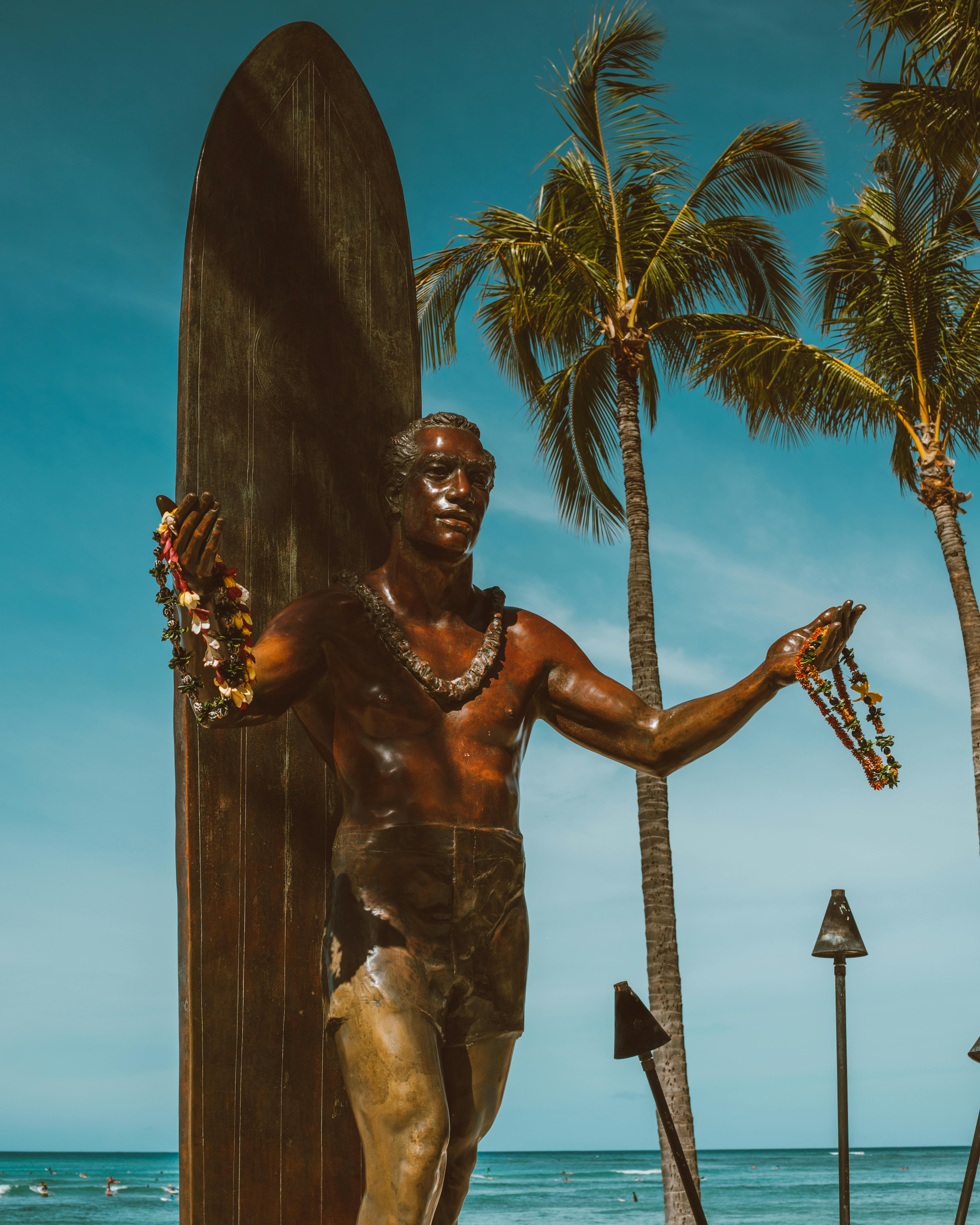 duke paoa kahanamoku statue in hawaii