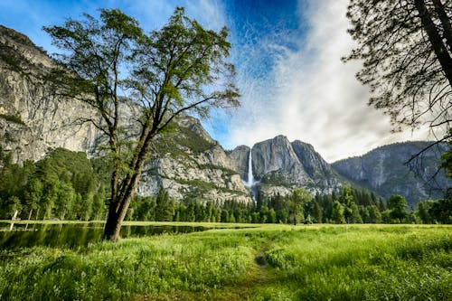 Kostenloses Stock Foto zu aufnahme von unten, berge, blauer himmel