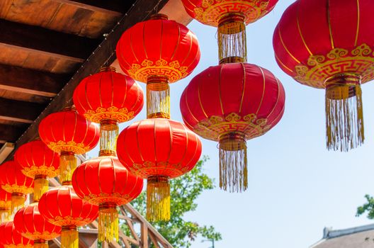户外挂着充满活力的红色中国灯笼，象征着庆祝和好运