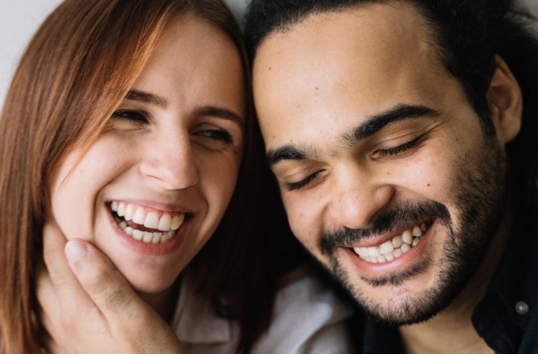 Online dating: starting a conversation on a niche platform