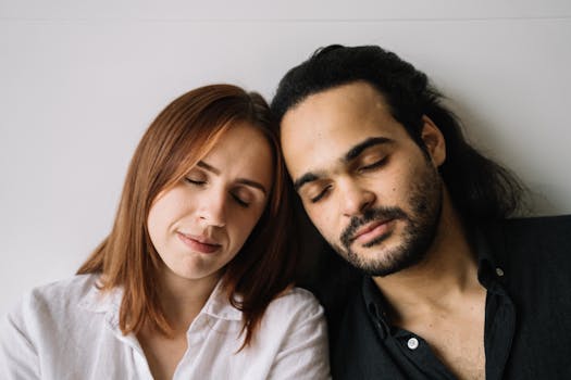 Uomo In Camicia Di Polo Nera Accanto A Donna In Camicia Bianca