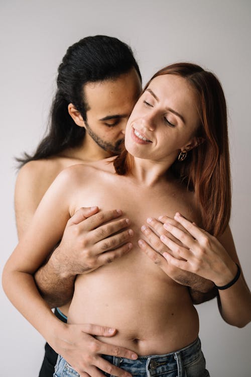 Wanita Topless Memeluk Pria Topless