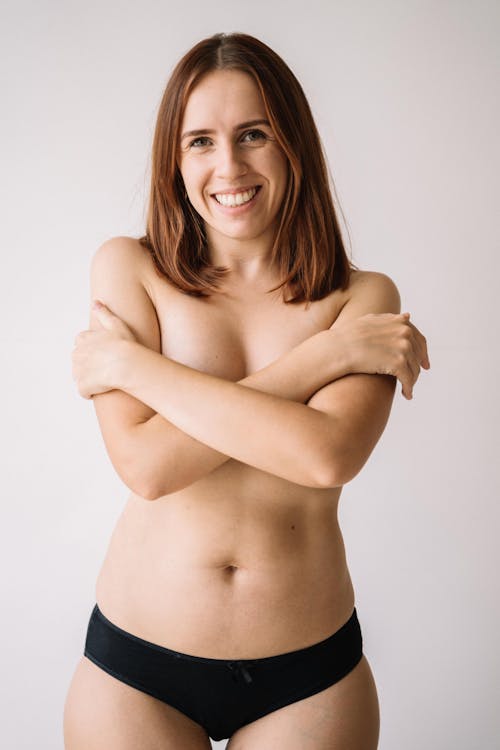 grátis Mulher De Topless Sorrindo E Sorrindo Foto profissional