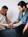 一对年轻夫妇在室内愉快地下棋，享受休闲时光