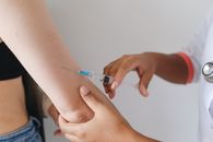 医生给病人手臂注射的特写视图