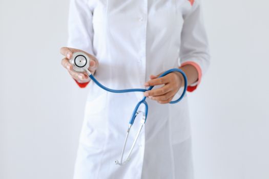 专业医生佩戴听诊器，专注于医疗保健和医疗服务