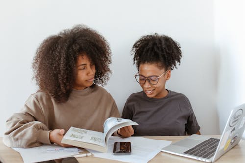 afro saç, akıllı telefonlar, bakmak içeren Ücretsiz stok fotoğraf