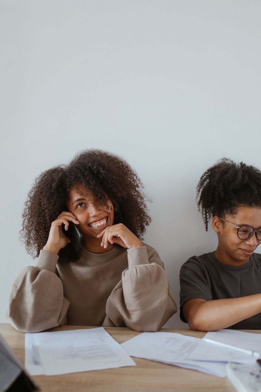 Mulher conversando ao telefone em ambiente acolhedor