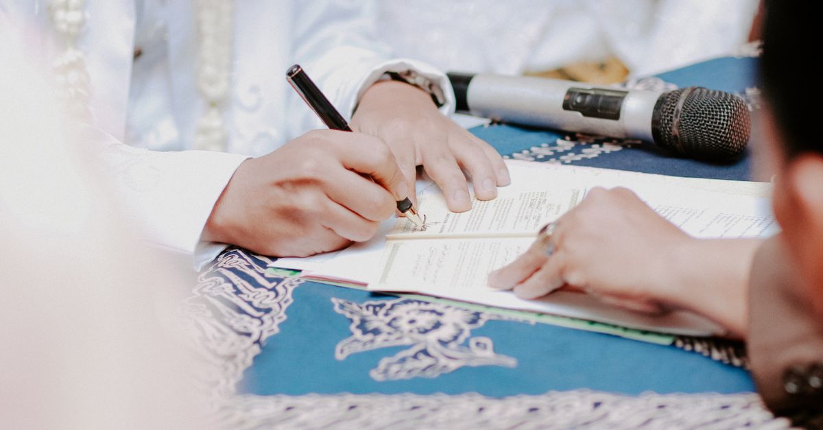 مدارک وام مسکن و یک خودکار، متناسب با ماشین حساب وام مسکن سایت