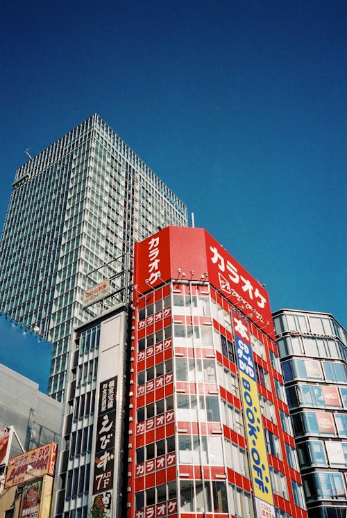 Czerwony I Biały Betonowy Budynek Pod Błękitnym Niebem