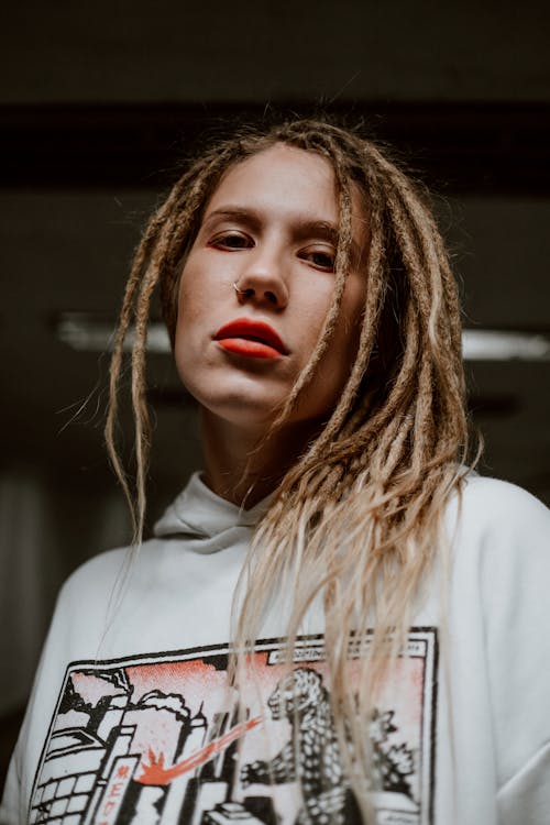 Foto profissional grátis de dreadlocks, lábios vermelhos, moletom com capuz branco