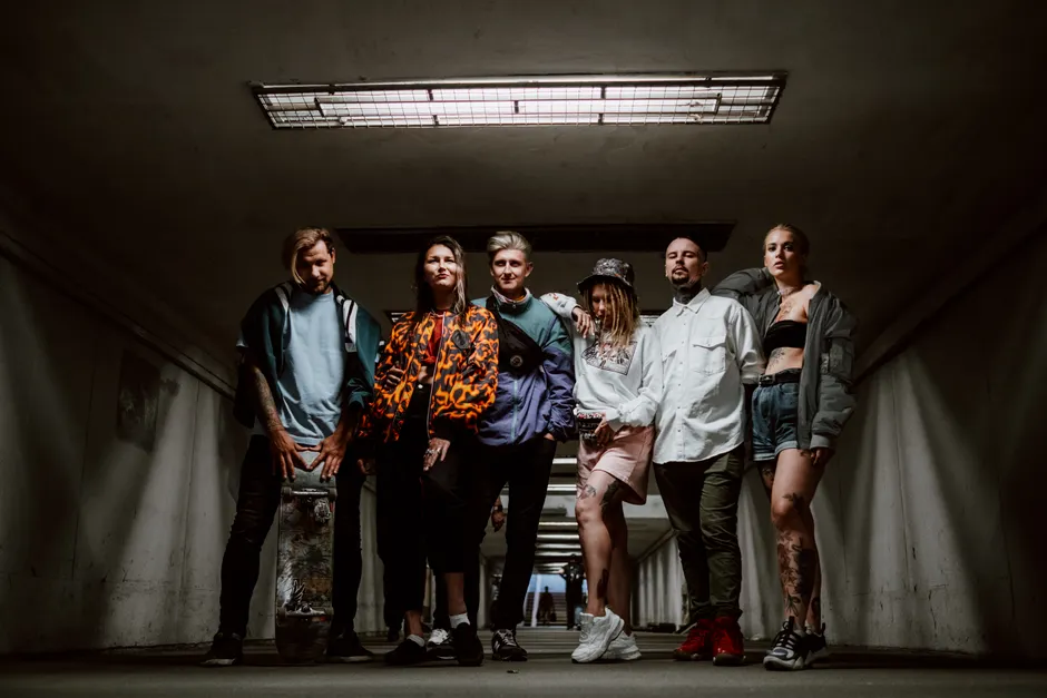 Groupe de six jeunes aux silhouettes différentes en total look streetwear urbain