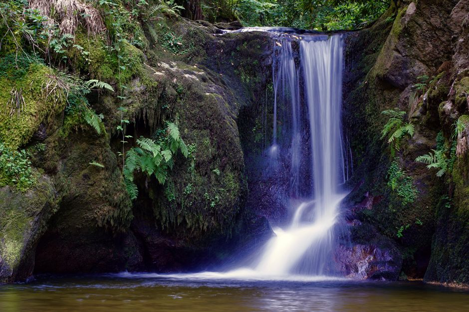 Explorează Peisajul Sălbatic cu Peșteri, Cascade și Stânci Remarcabile pentru un Weekend Relaxant!