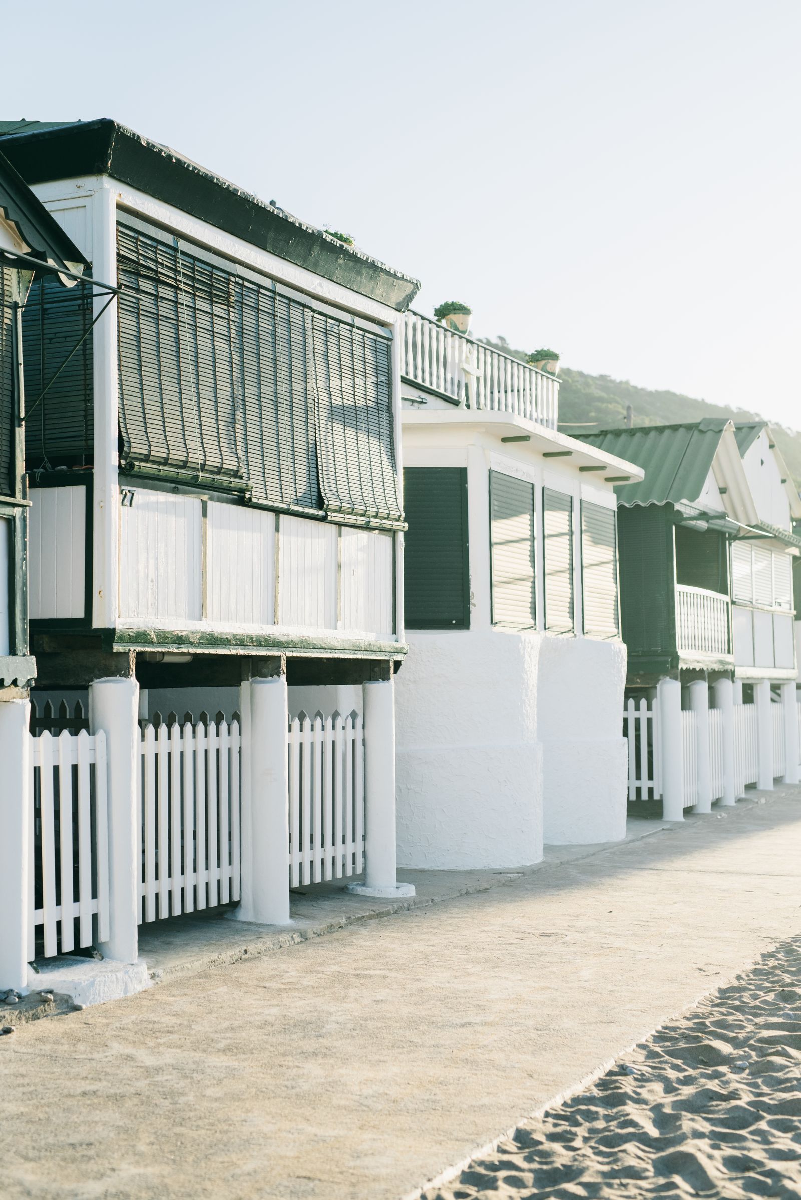 Casas tradicionales de pescadores junto al mar en el Parc Natural del Garraf