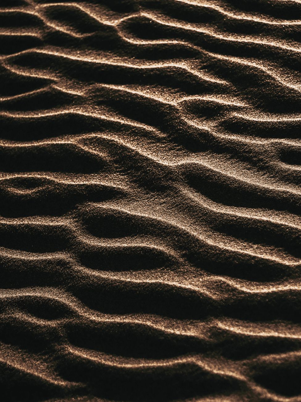 Klares Design mit Strand & Schatten – Minimalistisch
