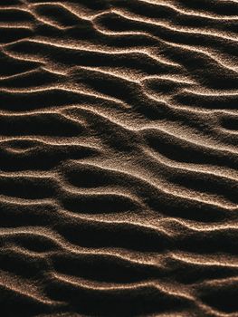 Klares Design mit Strand & Schatten – Minimalistisch