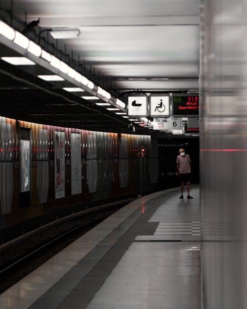 Fotos de stock gratuitas de anciano, andén de metro, de pie