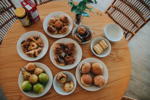 Kostnadsfri bild av bakverk, bord, croissanter