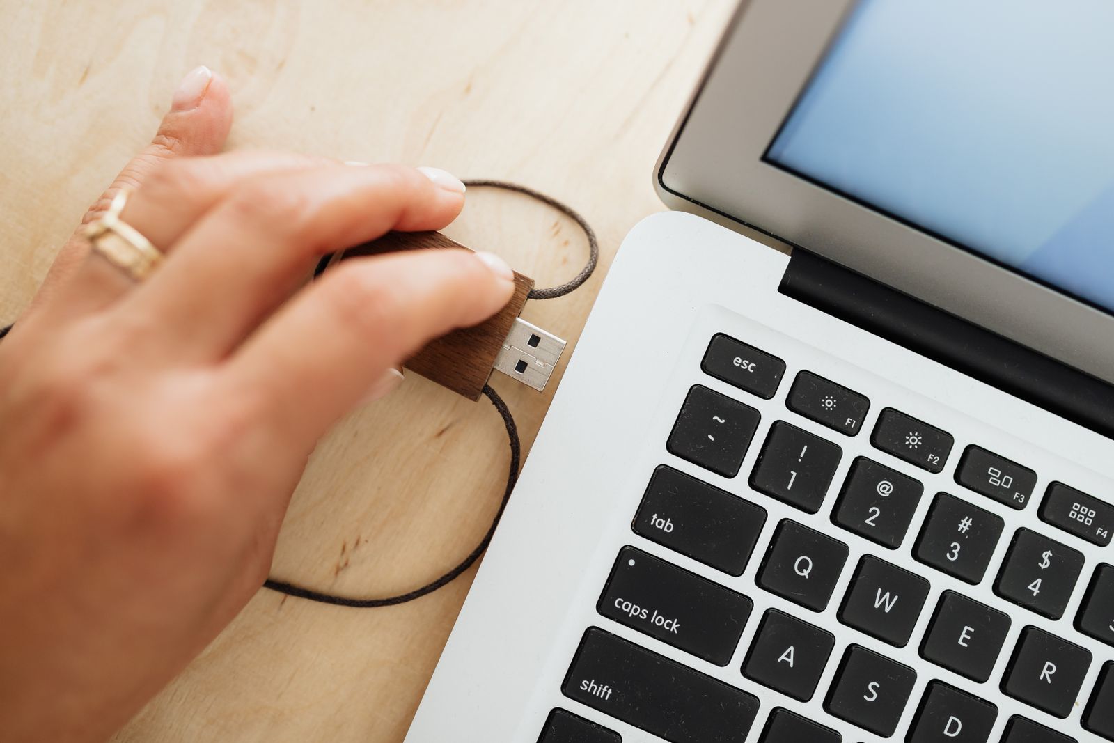 Windows 11 format ve USB temiz kurulum için USB belleği dizüstü bilgisayara takan kullanıcı