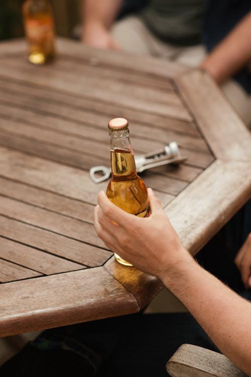 Uomo Con Bottiglia Di Birra Che Riposa Con Un Amico