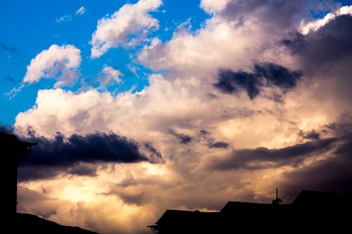 Бесплатное стоковое фото с голубое небо, пасмурный день, против солнца
