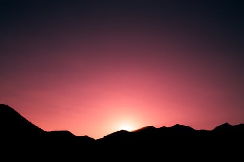 Foto d'estoc gratuïta de bonic capvespre, contra el sol, muntanya costanera