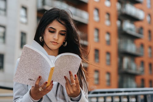 Majalah Bacaan Wanita Etnis Terfokus Di Kota