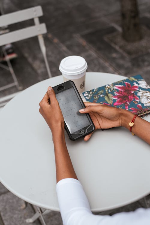 Gratis Pangkas Wanita Menggunakan Smartphone Di Kafe Foto Stok