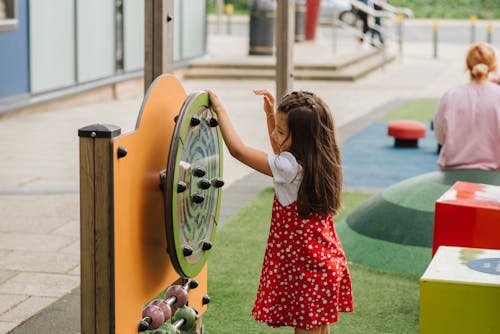 Petit Enfant Passant Du Temps Sur L'aire De Jeux