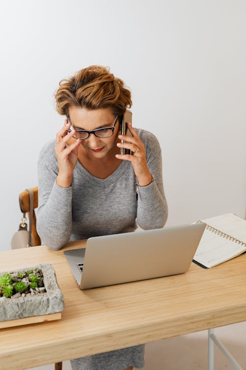 Δωρεάν στοκ φωτογραφιών με gadgets, laptop, γραφείο