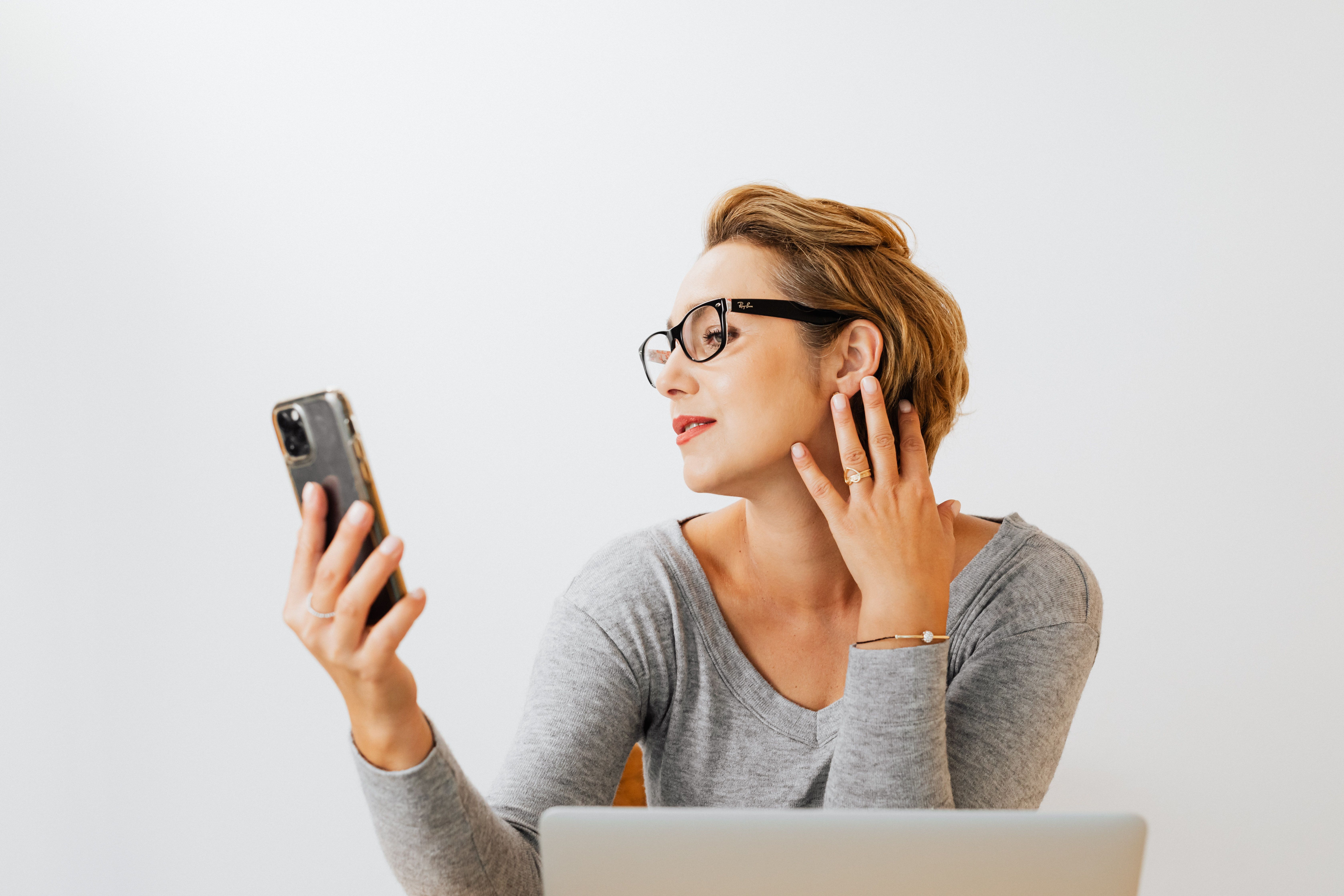 Online dating: starting a conversation on a niche platform