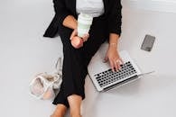 女商人用笔记本电脑、桃子和可重复使用的收件箱来代表工作与生活的平衡