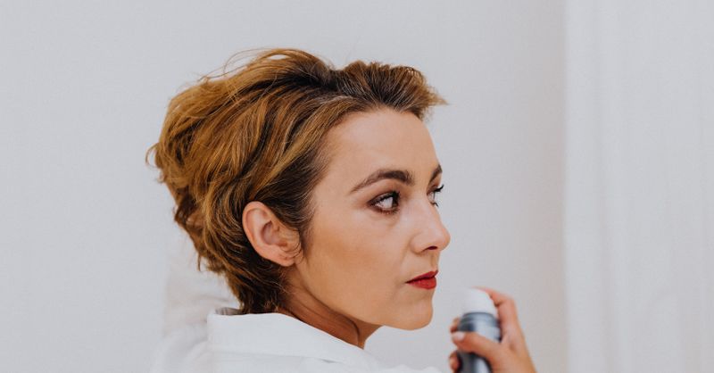 Dermatologue Chute Cheveux Femme : Guide 2026