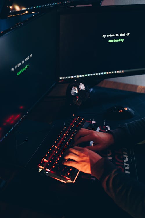 Free Crop Cyber Spy Typing Auf Der Computertastatur Während Des Hacking Systems Stock Photo