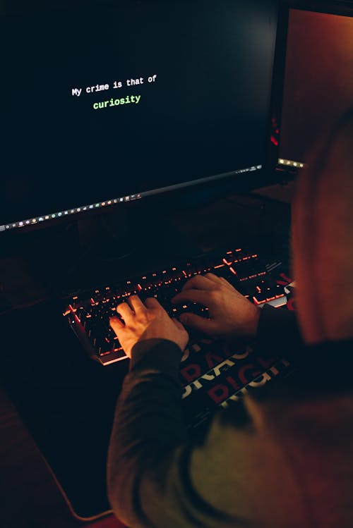 Ritaglia Il Sistema Informatico Di Hacking Della Spia Informatica Nell'oscurità