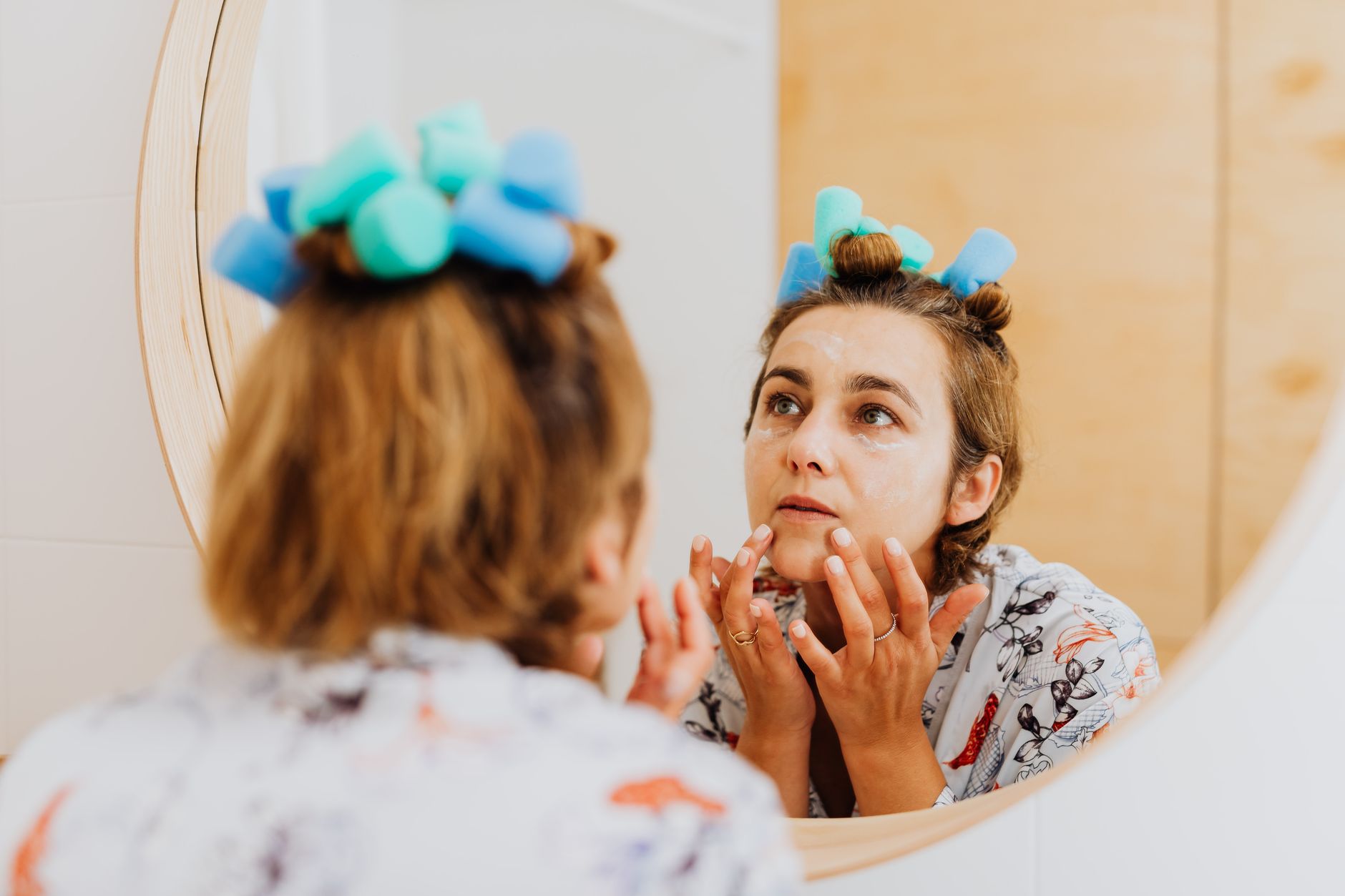 Rutina de skincare dimineață: 5 pași esențiali pentru o piele luminoasă