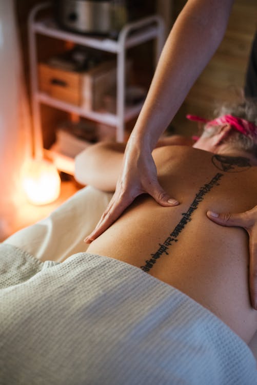 Gratuit Client De Massage Masseuse Méconnaissable Dans Le Salon Photos