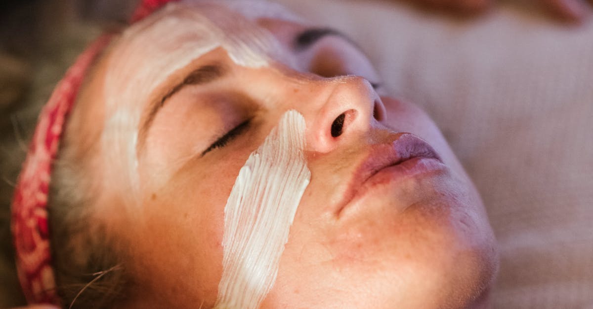 How to apply eye cream with retinol