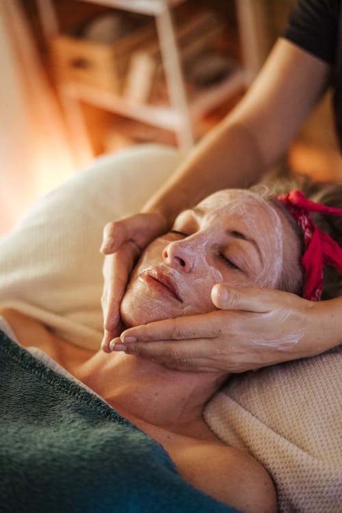 Vrouw Doet Massage Met Masker Op Gezicht