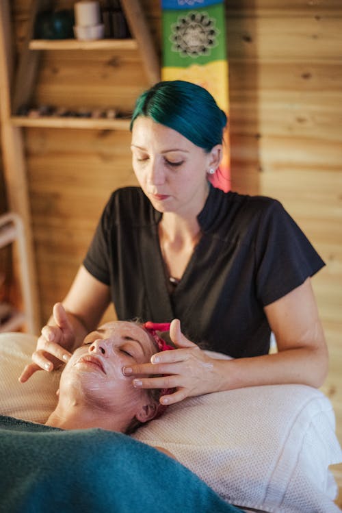 Femmina Che Gode Del Massaggio Con La Maschera Sul Viso