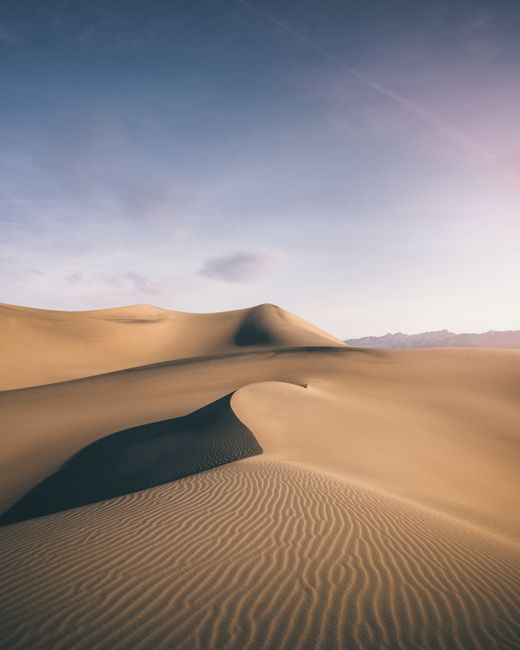 Fotomural Impresionante vista de las dunas de arena del desierto de California al amanecer, capturando la belleza natural y la serenidad.