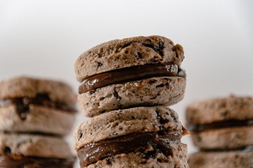 Free Close-up of chocolate-filled sandwich cookies, perfect for dessert lovers. Stock Photo
