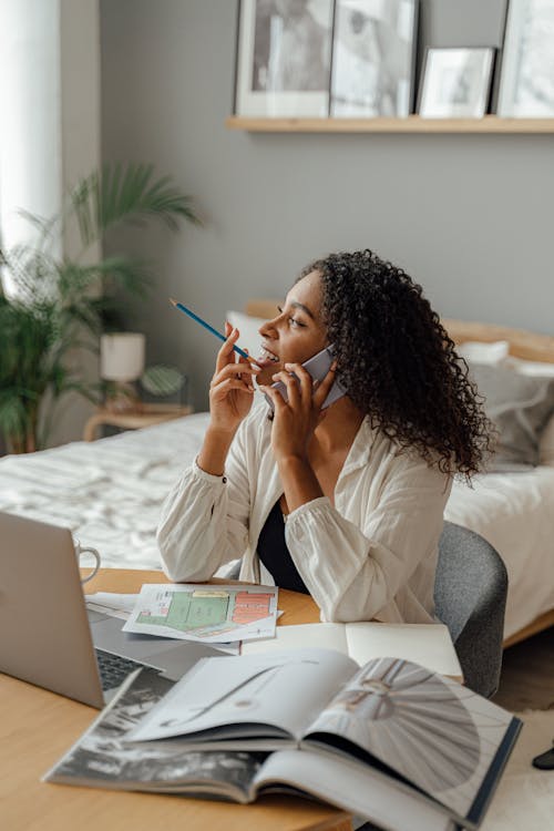 Kostenloses Stock Foto zu afroamerikaner-frau, anruf, arbeiten