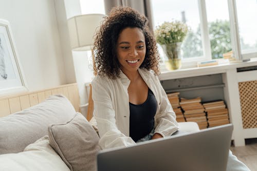 Ücretsiz afrikalı-amerikalı kadın, bakmak, dizüstü bilgisayar içeren Ücretsiz stok fotoğraf Stok Fotoğraflar