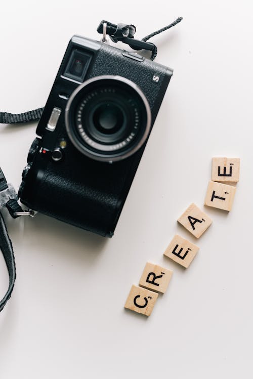 Zwart En Zilver Dslr Camera Op Witte Tafel