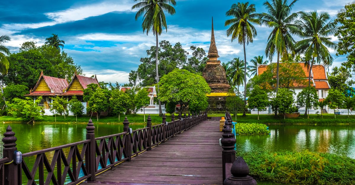 Thai King Pilots Own Aircraft to Hanoi as Queen Acts as Co-Pilot on State Visit