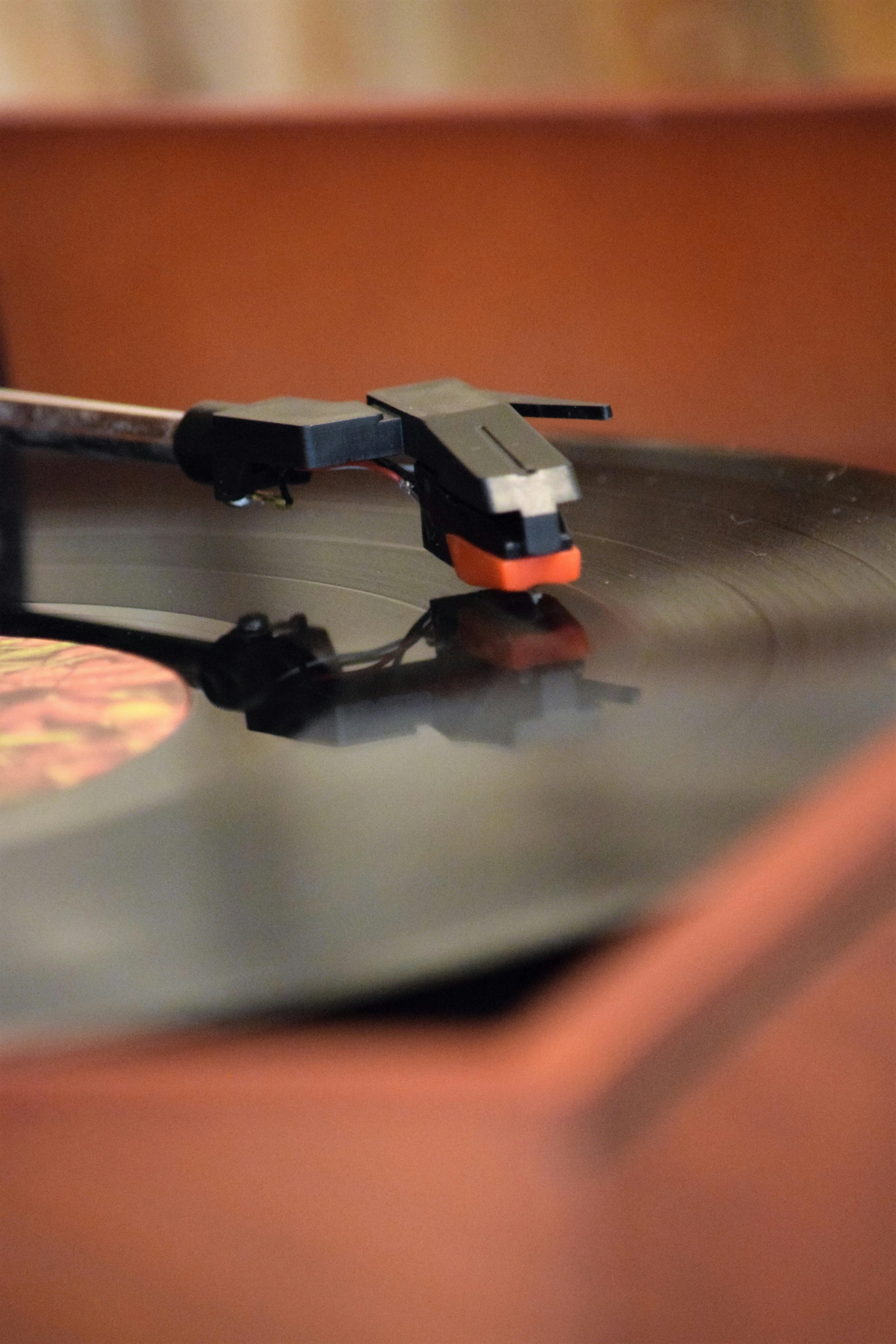 close up photo of a phonograph player